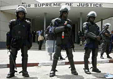 Riot police guard Supreme Court in Kinshasa