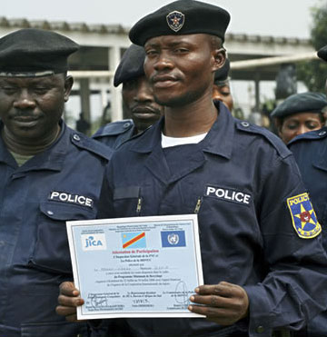 Congolese police officers graduate from a MONUC training programme