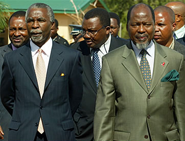South African President Thabo Mbeki (left) and then Mozambican President Joachim Chissano