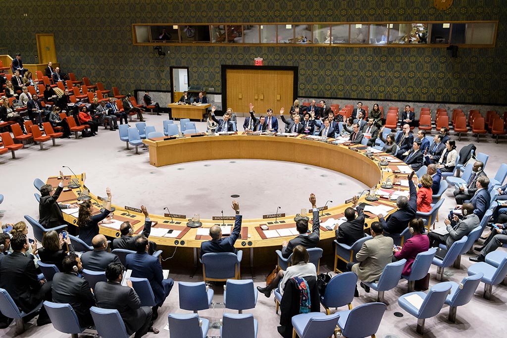 Una vista amplia de la reunión del Consejo de Seguridad cuando adopta por unanimidad la resolución 2450 (2018), renovando el mandato de la Fuerza de las Naciones Unidas de Observación de la Separación (FNUOS) por un período de seis meses, hasta el 30 de junio de 2019. Foto ONU/Manuel Elias