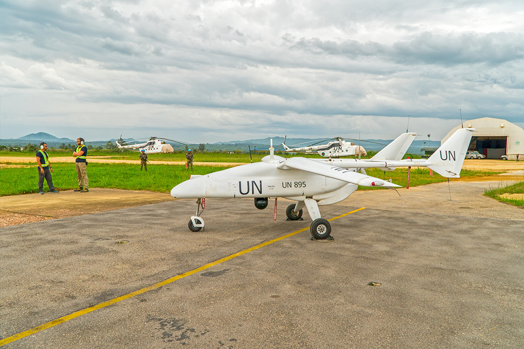 Un vehículos aéreos no tripulado (UUAV) se llena de combustible antes de despegar en un vuelo de reconocimiento en el este de la República Democrática del Congo (RDC). Comenzando con el DRC en 2013, varias misiones han empleado vehículos aéreos no tripulados (UUAV). Los UUAV proporcionan imágenes en tiempo real de las situaciones a medida que se desarrollan en el terreno. Al mejorar los tiempos de respuesta, los vehículos aéreos no tripulado (UUAV) permiten a las Naciones Unidas proteger mejor a los civiles. Los UUAV también pueden advertir sobre inminentes ataques contra el personal de mantenimiento de la paz. Foto ONU/Sylvain Liechti