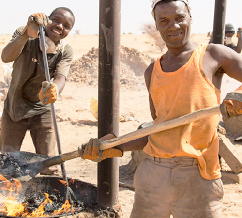 En Agadez, Níger, migrantes Malienses y lugareños recibiendo capacitación en la producción de ladrillos con plástico y arena.