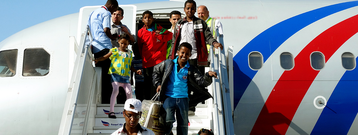 Ciudadanos Somalíes desembarcando de un avión