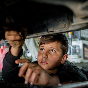 Con doce años, Muhammed trabaja en una fábrica de ladrillos en Najaf (Iraq) por 13 USD por día. Foto UNICEF: UN020426/KhuzaieIn-house
