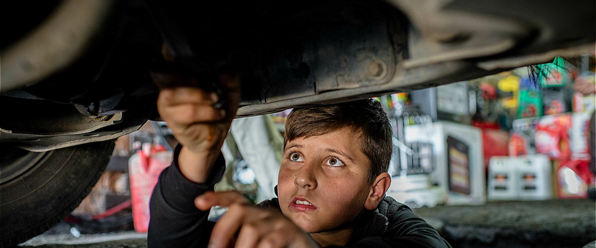 Con doce años, Muhammed trabaja en una fábrica de ladrillos en Najaf (Iraq) por 13 USD por día. Foto UNICEF: UN020426/KhuzaieIn-house