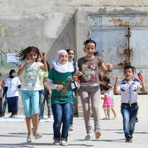 Niños participando en las actividades de la jornada de puertas abiertas de una escuela en Aleppo occidental (Siria). Foto: UNICEF/UN034533/Al-IssaIn-house