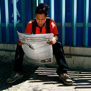 JJoven leyendo el periódico en Dili (Timor-Leste).