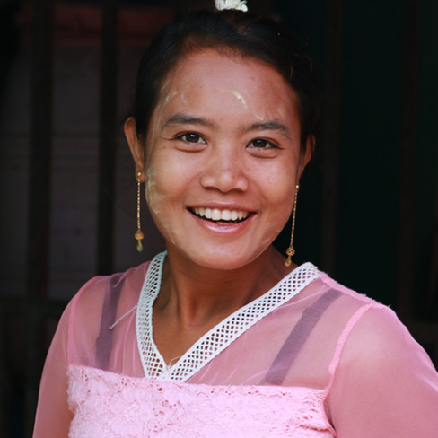 Une travailleuse migrante vêtue d'un costume traditionnel en Thaïlande