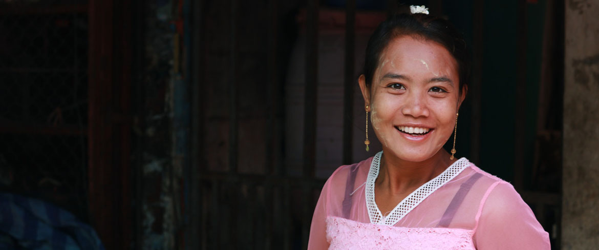 Une travailleuse migrante vêtue d'un costume traditionnel en Thaïlande.