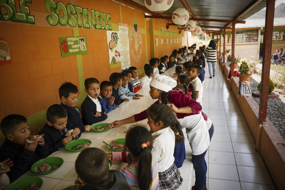 Children eating a meal with nutritious and locally produced foods in a school in Guatemala. 