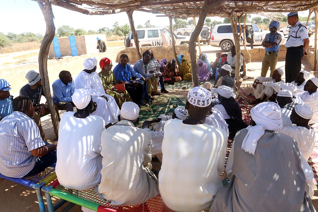 Встреча руководства ЮНАМИД с жителями лагеря для внутренне перемещенных лиц в Центральном Дарфуре. Фото ООН/Мохаммед Идрисс