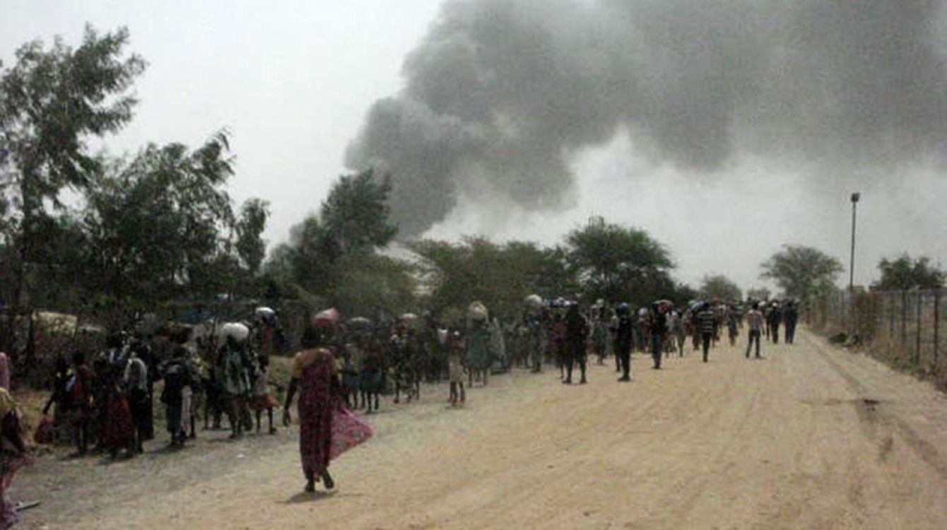 Des civils fuient la violence qui a éclaté dans le site de protection des civils à Malakal, au nord du Soudan du Sud. Photo : MINUSS / Nyang tactile