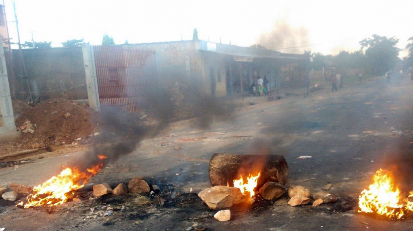 Des barricades incendiées à Bujumbura, la capitale du Burundi, en août 2015. Photo : Desire Nimubona/IRIN