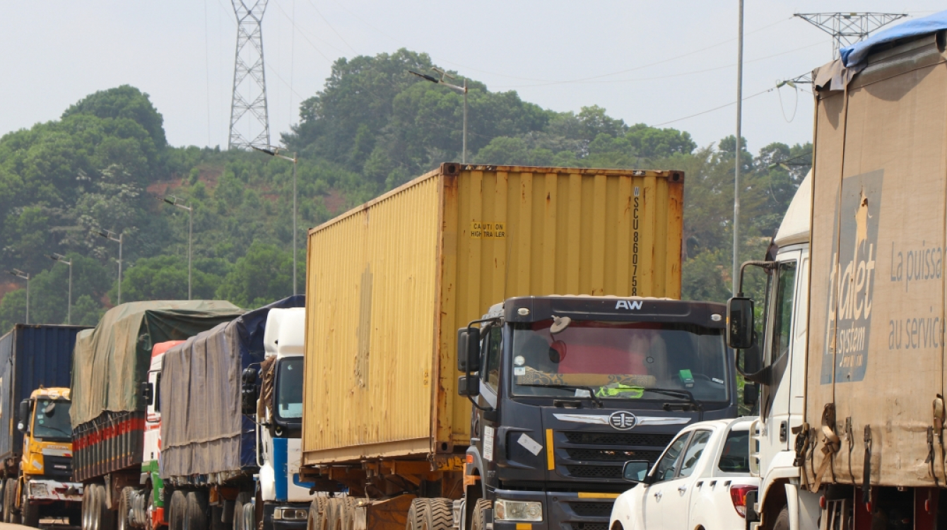 Camions chargés de biens attendant depuis de franchir la frontière entre la Côte d'Ivoire et le Ghan