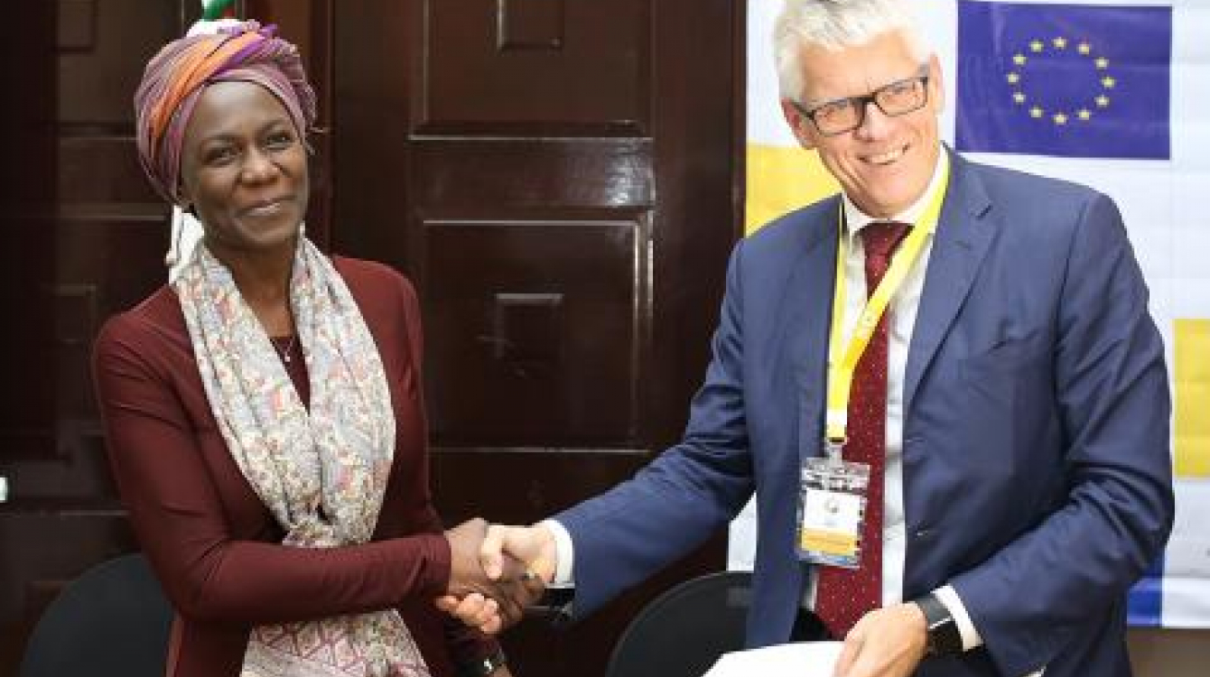 Maureen Achieng (l), IOM Ethiopia Chief of Mission and Representative to AUC, IGAD & UNECA with Sweden’s ambassador to Ethiopia and Djibouti, Torbjörn Pettersson.