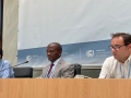M. Ephraim Mwepya Shitima de la Zambie, au centre, entre deux autres participants à la réunion.