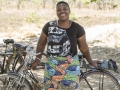 Emma Sakala, agent forestier du district, avec un vélo.