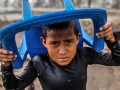 Un jeune garçon tente de se protéger de la tempête en Amérique centrale.