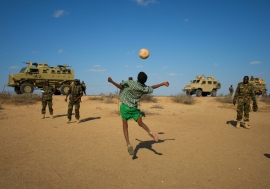 Des soldats ougandais de l’AMISOM jouent au football avec des enfants somaliens après avoir repris le contrôle d’une ville à Al-Shabab- Photo: IRIN