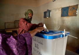 Un homme malien dépose son bulletin de vote dans un bureau de vote à Kidal, dans le nord du Mali.