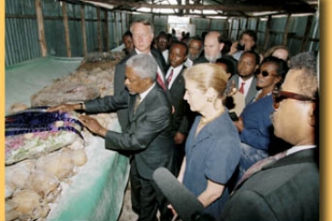 Secretary-General lays a wreath at a genocide site in Mwurire, Rwanda, during a 1998 visit.  Photo : ©United Nations / DPI