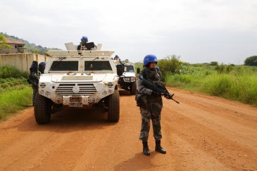 Mlinzi wa kikosi cha kulinda amani Sudan Kusini kutoka China akiwa anashika doria mjini Juba.Picha 