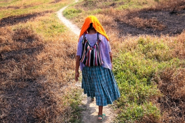 Baada ya kunusurika utmwa aliotekwa na wanajeshi Guatemala , Maria Ba Caal alipatiwa msaada na mfuko wa Umoja wa Mataifa wa hiyari wa msaada kwa waathirika wa utesaji 