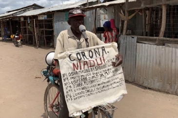 Mkimbizi Djuba Dionis kutoka DRC akitumia stadi zake za uhubiri kuelimisha wenzake kambini Kakuma nchini Kenya kuhusu jinsi ya kujikinga na COVID-19.