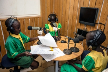 Wanafunzi wakiwa katika moja ya vipindi maalum kwenye Radio Miraya ya ujumbe wa Umoja wa Mataifa Sudan Kusini, UNMISS