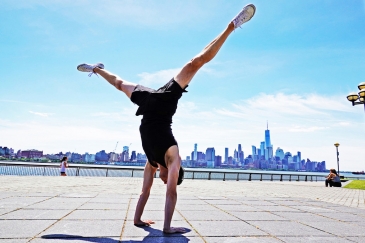 Jon Witt, akifanya mazoezi ya Yoga Jersey City