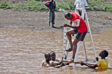 Miradi kama hii ya FAO ya kutengeneza maeneo ya kunywa maji wanyama huko Turkana nchini Kenya, ni miradi ya kuepusha mvutano kati ya wakulima na wafugaji na pia hutunza mazingira. (2011)