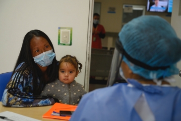 Mama na mwanawe wakiwa hospitalini nchini Colombia akati huu wa janga la COVID-19