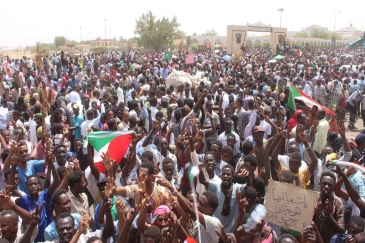 Umati wa watu wakianadamana kwenye mitaa ya mji mkuu wa Sudan Kharthoum 11 Aprili 2019