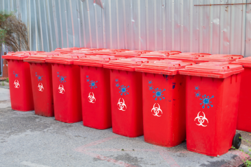 Les poubelles rouges avec le symbole contagieux à l'extérieur protègent des germes et des virus. 
