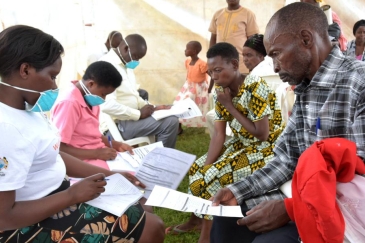 Des agents de santé reçoivent des membres du public pour le dépistage de la tuberculose en Ouganda.