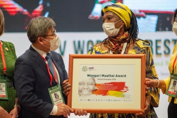 L'activiste camerounaise Cécile Ndjebet, lauréate du prix Wangari Maathai Forest Champions Award