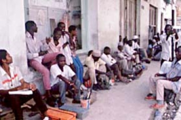 Demandeurs d'emploi en Tanzanie : peu de documents de stratégie pour la réduction de la pauvreté abordent explicitement la création d'emploi. Photo: ©ONU / Betty Press