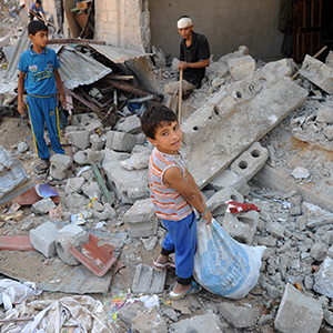 Niños palestinos buscan entre los escombros de su vivienda destruída por los ataques israelíes en la localidad de Khuza’a, parte de la provincia de Khan Yunis, en el sur de Gaza.