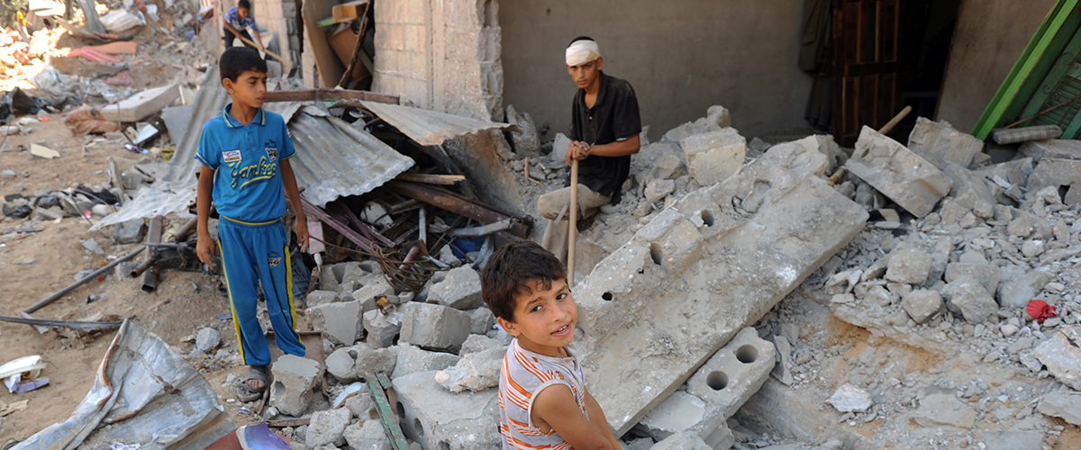 Niños palestinos buscan entre los escombros de su vivienda destruída por los ataques israelíes en la localidad de Khuza’a, parte de la provincia de Khan Yunis, en el sur de Gaza.