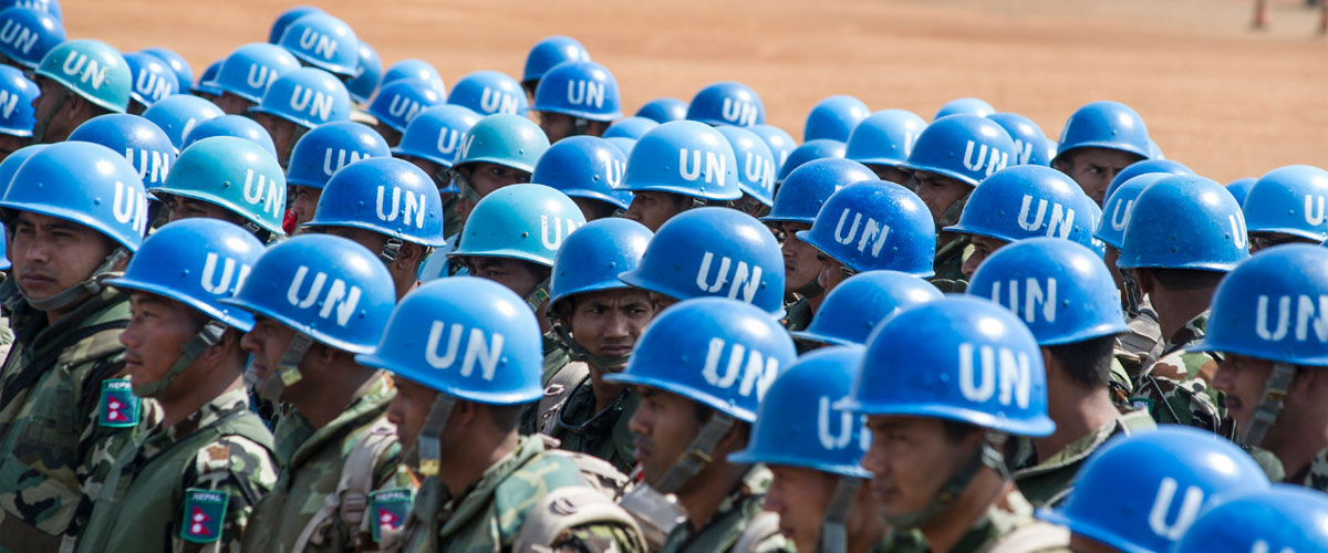 Las fuerzas de mantenimiento de la paz de Nepal llevando cascos azules.