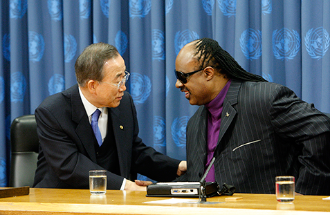 Stevie Wonder chats with Secretary-General Ban Ki-moon during a press conference following his Messenger of Peace designation ceremony in 2009. UN Photo/Mark Garten