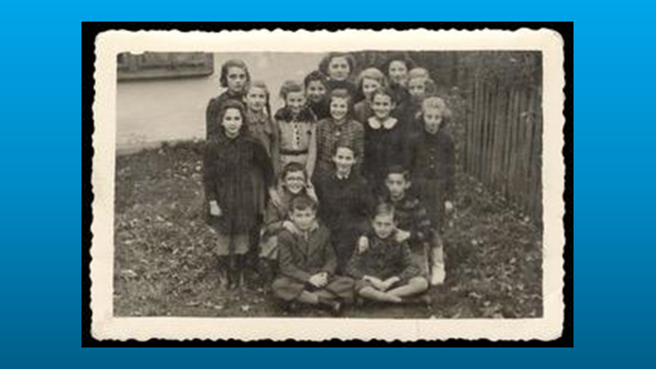 Retrato de los estudiantes que asisten a una escuela clandestina en el gueto de Mielec (Polonia), 1940.