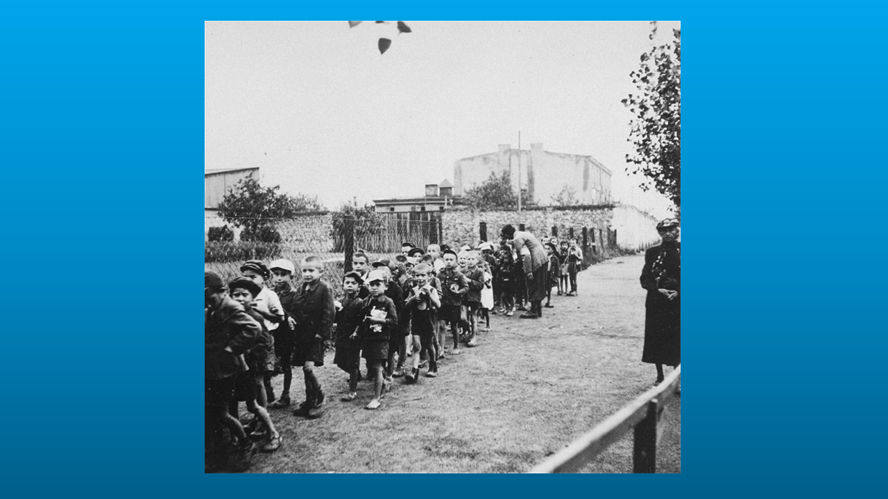 تجميع الأطفال من الحي اليهودي في لودز، بولندا، لترحيلهم إلى معسكر الموت خيلمنو، بولندا، سبتمبر 1942. لم ينج أي من الأطفال.