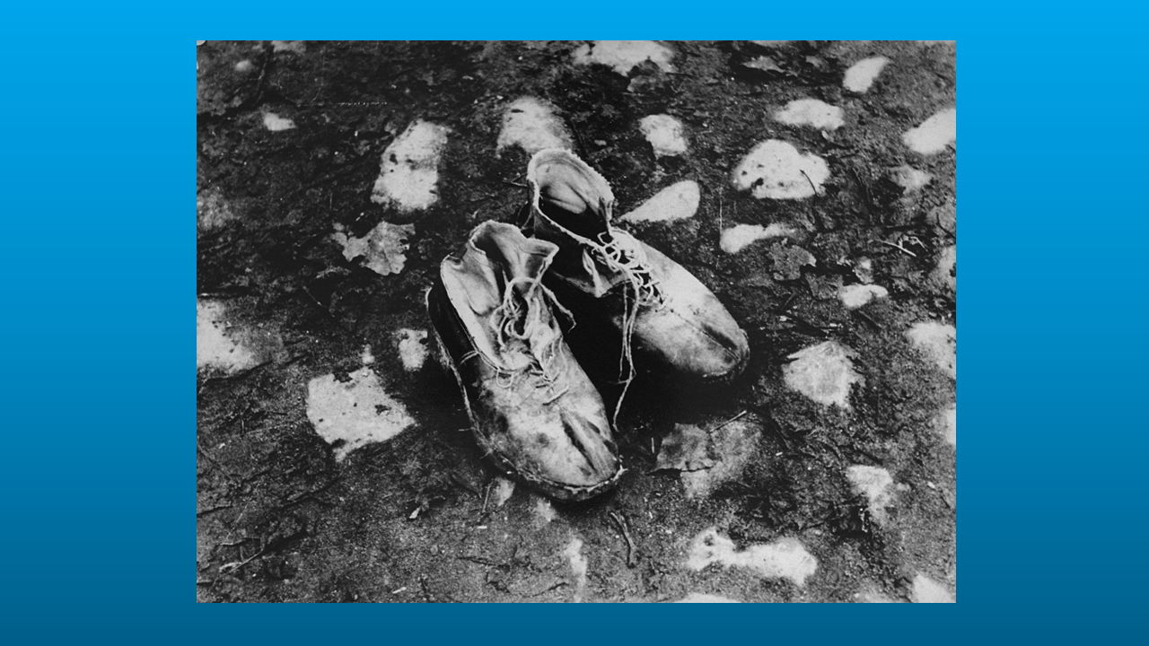 زوج أحذية متبق بعد الترحيل من غيت كونفو، ليتوانيا، حوالي عام 1943. التقط التقط هذه الصورة الناجي من الغيت في كونفو، جورج كاديش