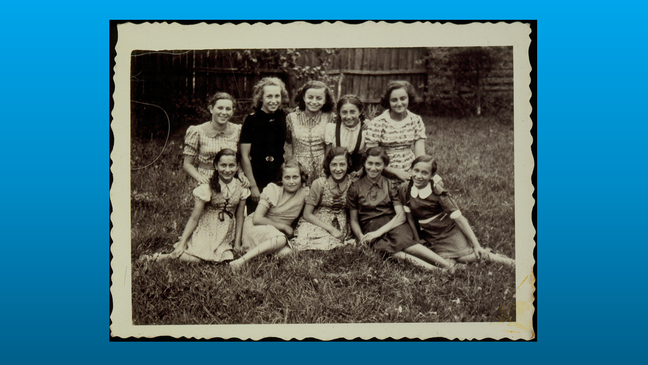 مجموعة فتيات ببلدة إيزيسكس في ليتوانيا قبل الحرب العالمية الثانية. قُتلن على يد وحدات القتل المتنقلة في 25-26 سبتمبر 1941. من بين 3500 من يهود إيزيسكس، لم ينج سوى بضع عشرات من المحرقة. 
