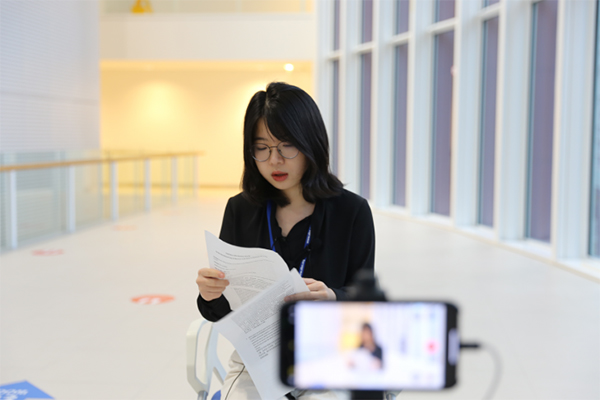 王潇荦在采访中分享了她在原子能机构实习的经历。（图片：A.Tarhi/原子能机构）