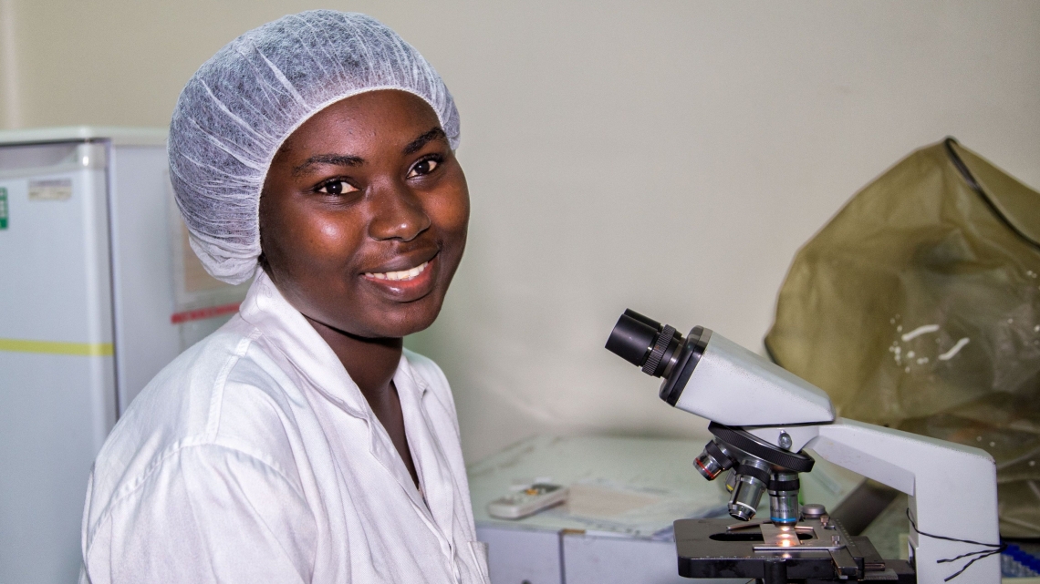 Une employée des Laboratoires Enval spécialisés dans l’environnement et l’agro-industrie en Côte d'Ivoire.