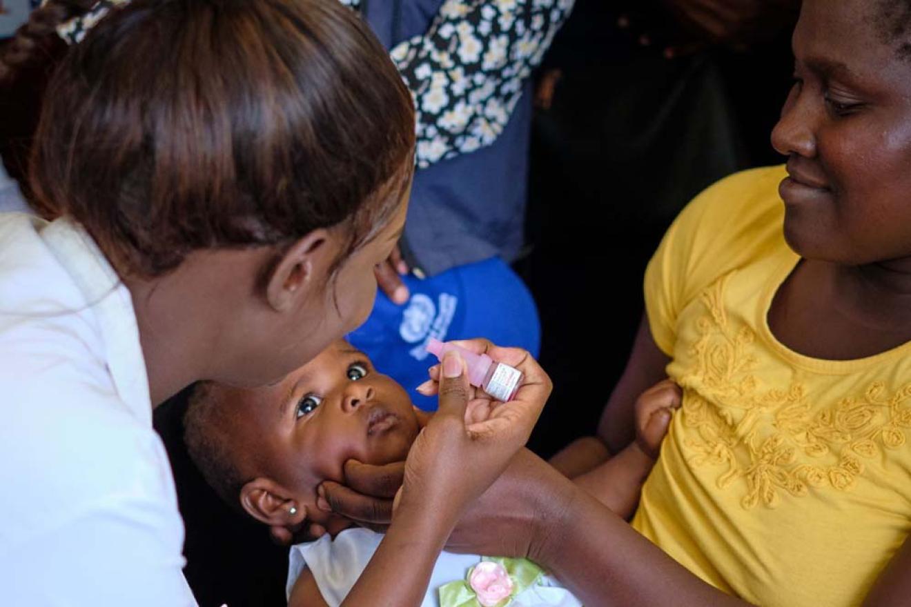 Un niño recibe la vacuna contra el polio en forma de gotas por vía oral.