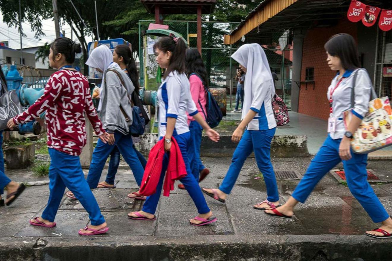 des femmes marchant dans la rue