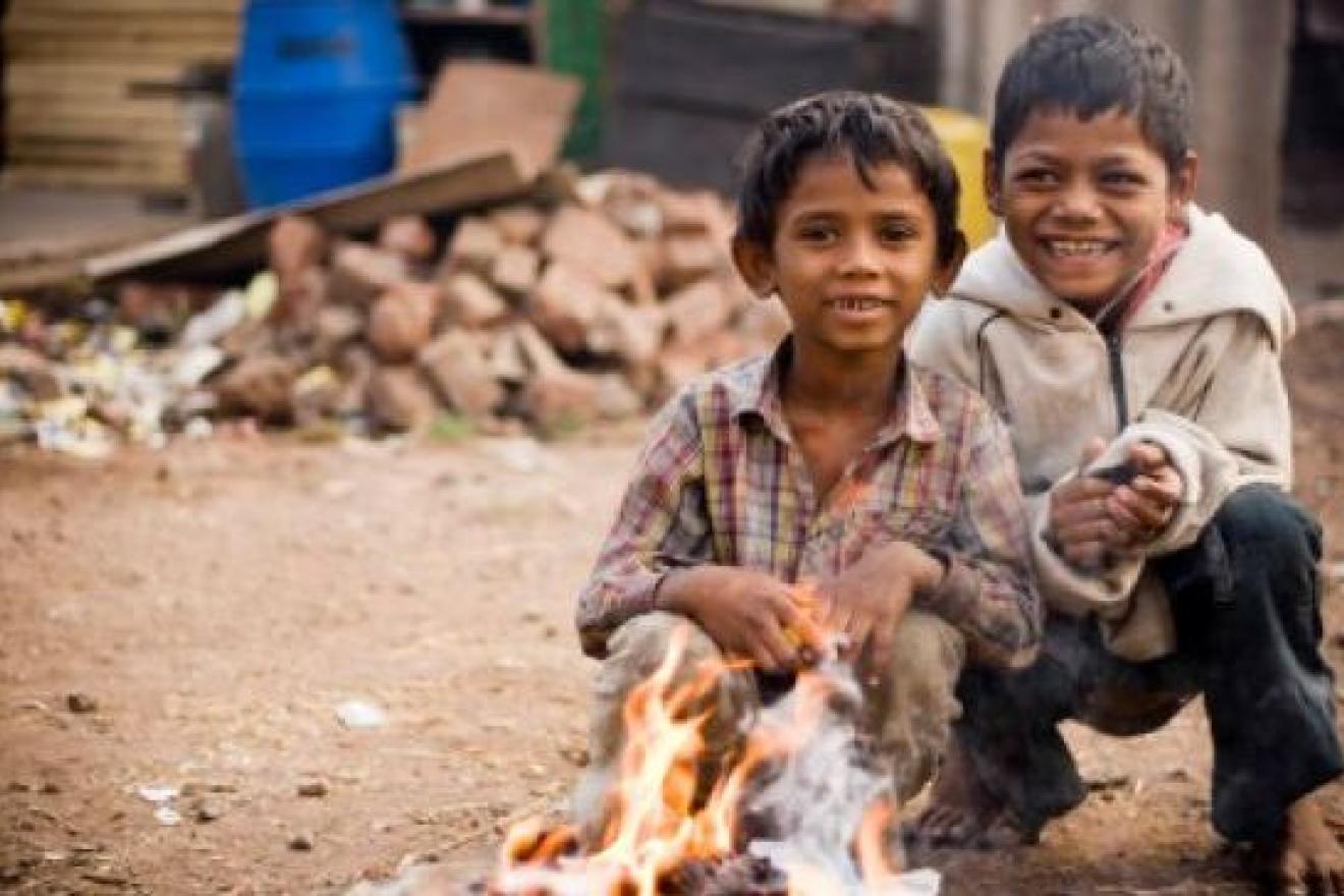Dos niños juegan en las inmediaciones de sus casas en un barrio de infraviviendas.